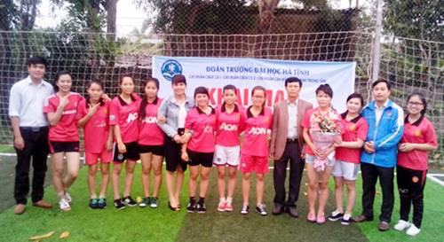 ThS. Bùi Văn Hạt - Trưởng khoa SPTN, đ/c Thái Đình Hưng – Bí thư Đoàn trường trao giải cho đội đoạt Giải nhất